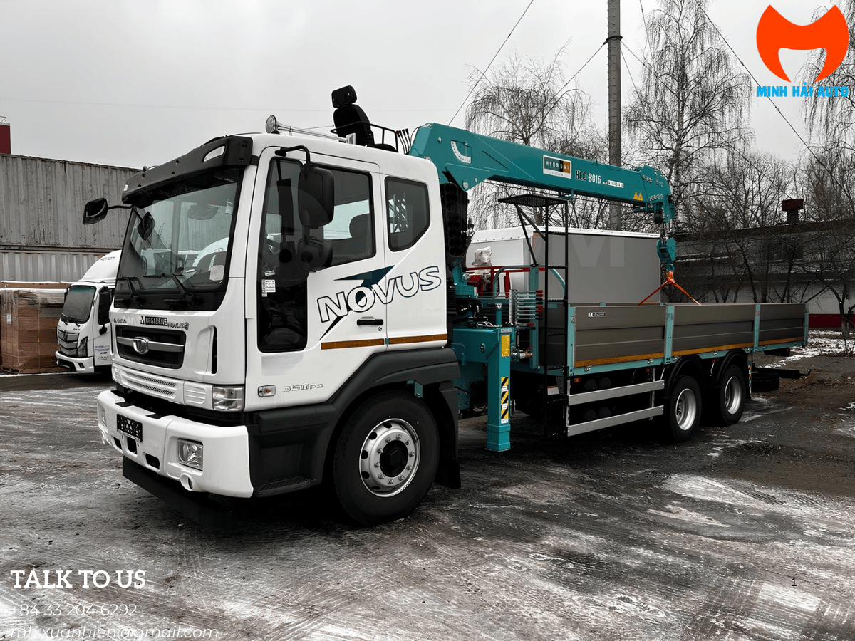 Hệ thống chân chống của xe cẩu tự hành 8 tấn Daewoo đang hoạt động.