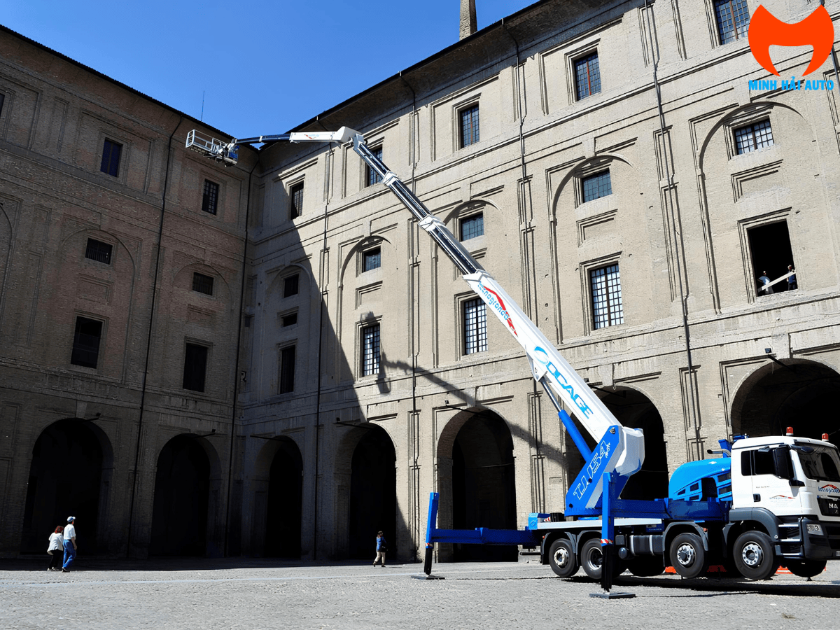 Hệ thống chân chống của xe nâng người 35m được triển khai, đảm bảo sự ổn định khi vận hành trên xe cơ sở MAN.