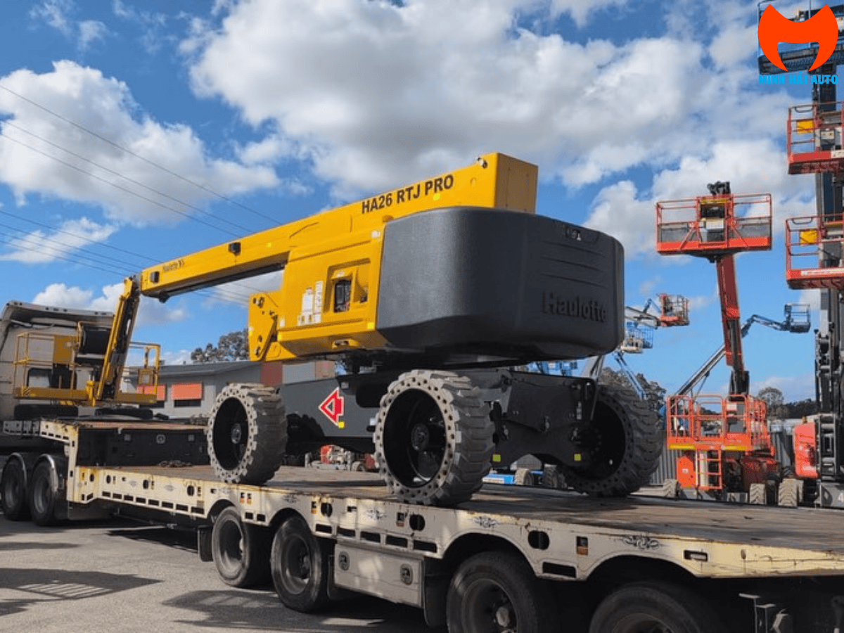Hệ thống đánh lái 4 bánh của model Haulotte HA26 RTJ PRO giúp xe di chuyển linh hoạt trong không gian hẹp.