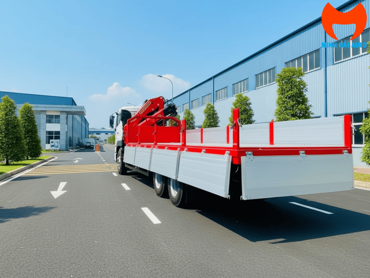 Hình ảnh cẩu gập robot Palfinger PK11002 gấp gọn hoàn toàn sau cabin xe tải 3 chân, tối ưu không gian thùng hàng.