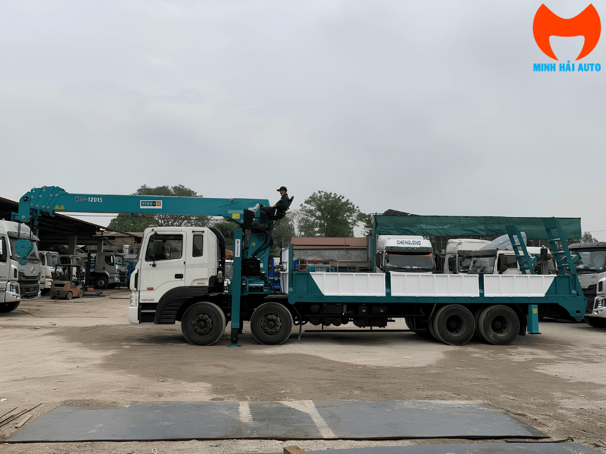 Hình ảnh chi tiết xe tải nền Hyundai HD320 4 chân màu trắng từ góc bên hông.