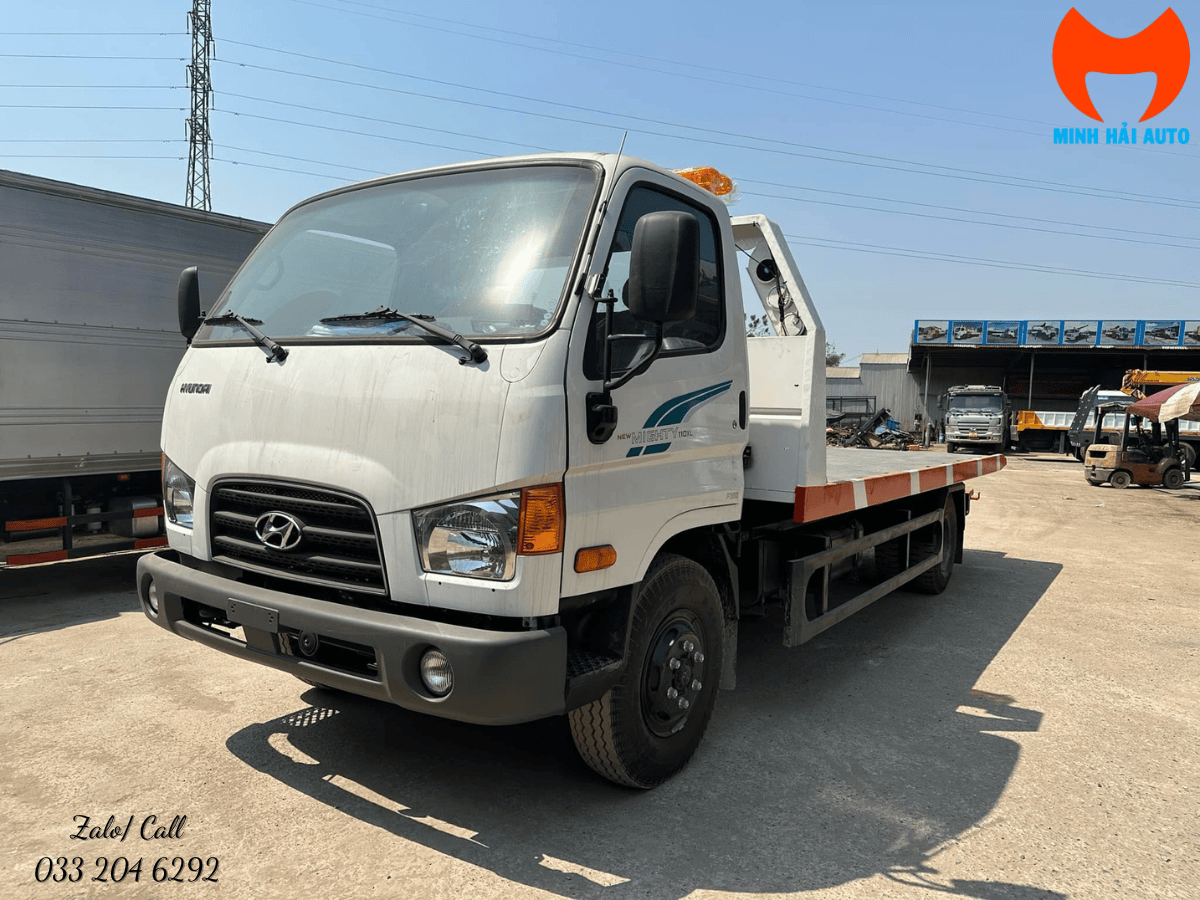 Hình ảnh thực tế một ô tô kéo chở xe Hyundai 110XL đang thực hiện nhiệm vụ cứu hộ trên đường.