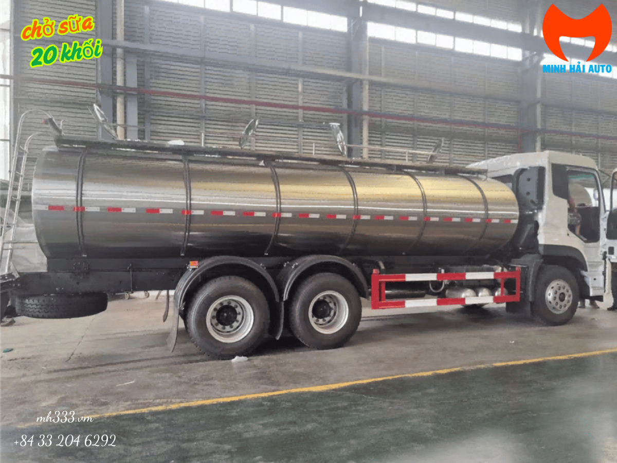 Hình ảnh thực tế xe bồn chở sữa chuyên dụng màu trắng đang trên đường.