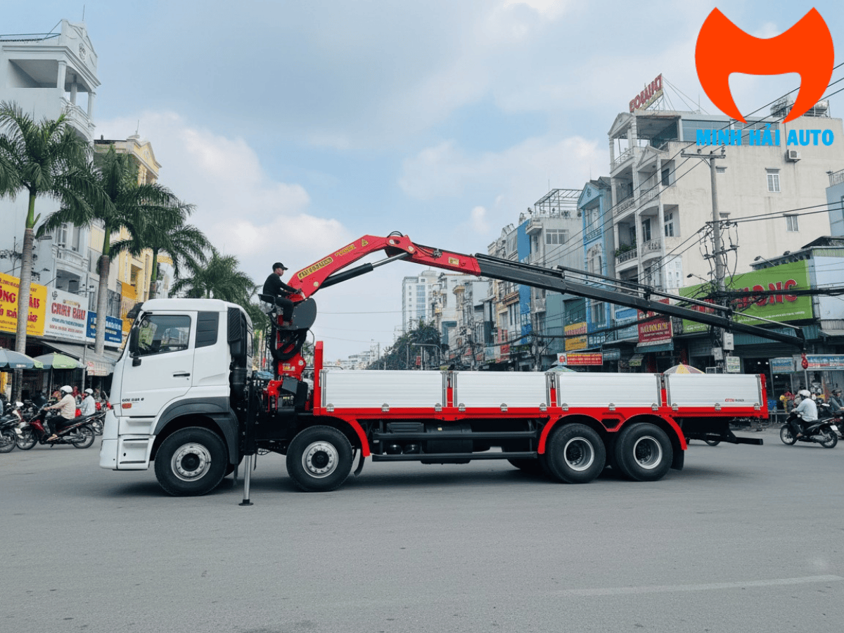 Hình ảnh toàn cảnh xe tải 3 chân GH8E 350 gắn cẩu gập Palfinger PK11002 5.7 tấn do Minh Hải Auto hoàn thiện.