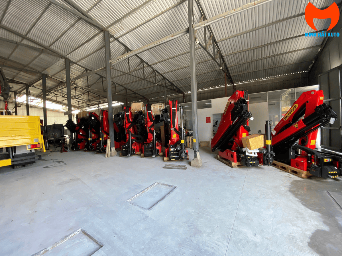 Hình ảnh tổng quan một chiếc cẩu gấp Palfinger hiện đại đang hoạt động