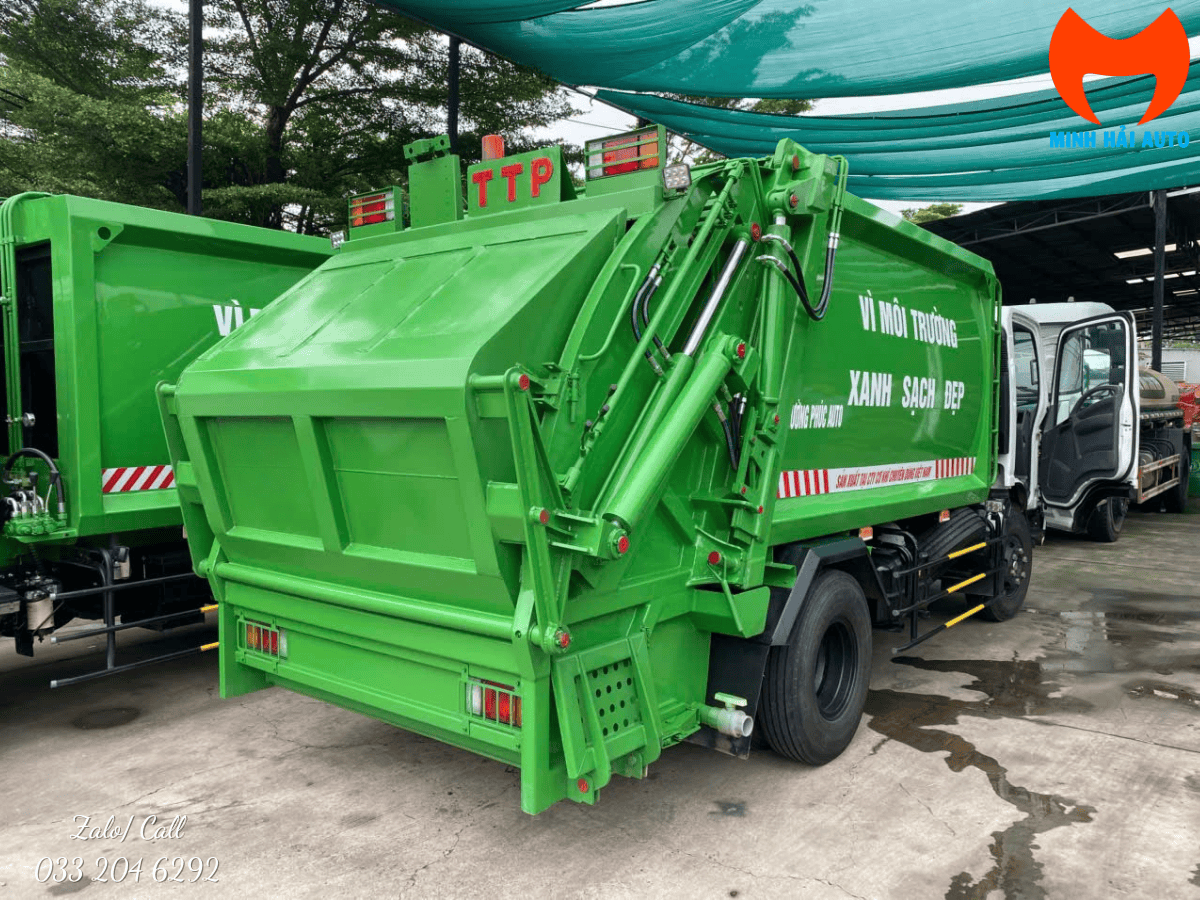 Hình ảnh tổng thể của xe ép rác môi trường 8 khối Isuzu NQR75L màu trắng, sẵn sàng phục vụ công tác vệ sinh môi trường.