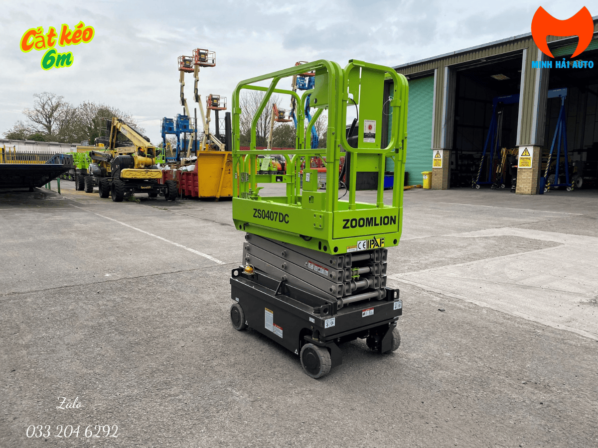 Hình ảnh tổng thể của xe nâng người 6m Zoomlion ZS0407DC đang hoạt động.