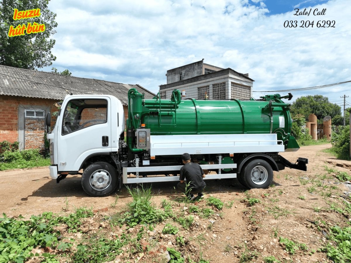 Hình ảnh tổng thể xe hút bể phốt Isuzu 6m3 đời 2025 với thiết kế hiện đại và chuyên nghiệp
