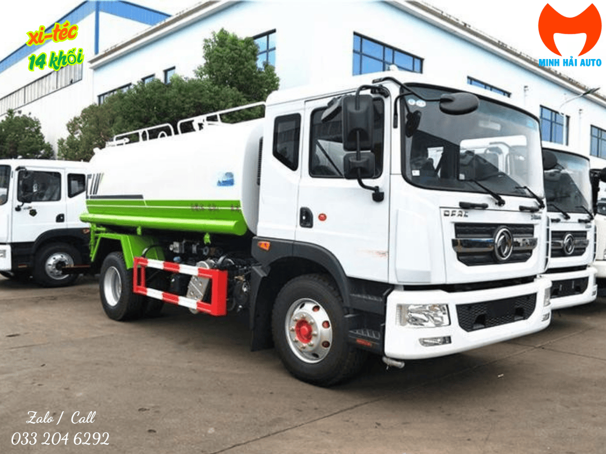 Hình ảnh tổng thể xe xi téc phun nước 15 khối Dongfeng D9 đang vận hành trên đường phố.