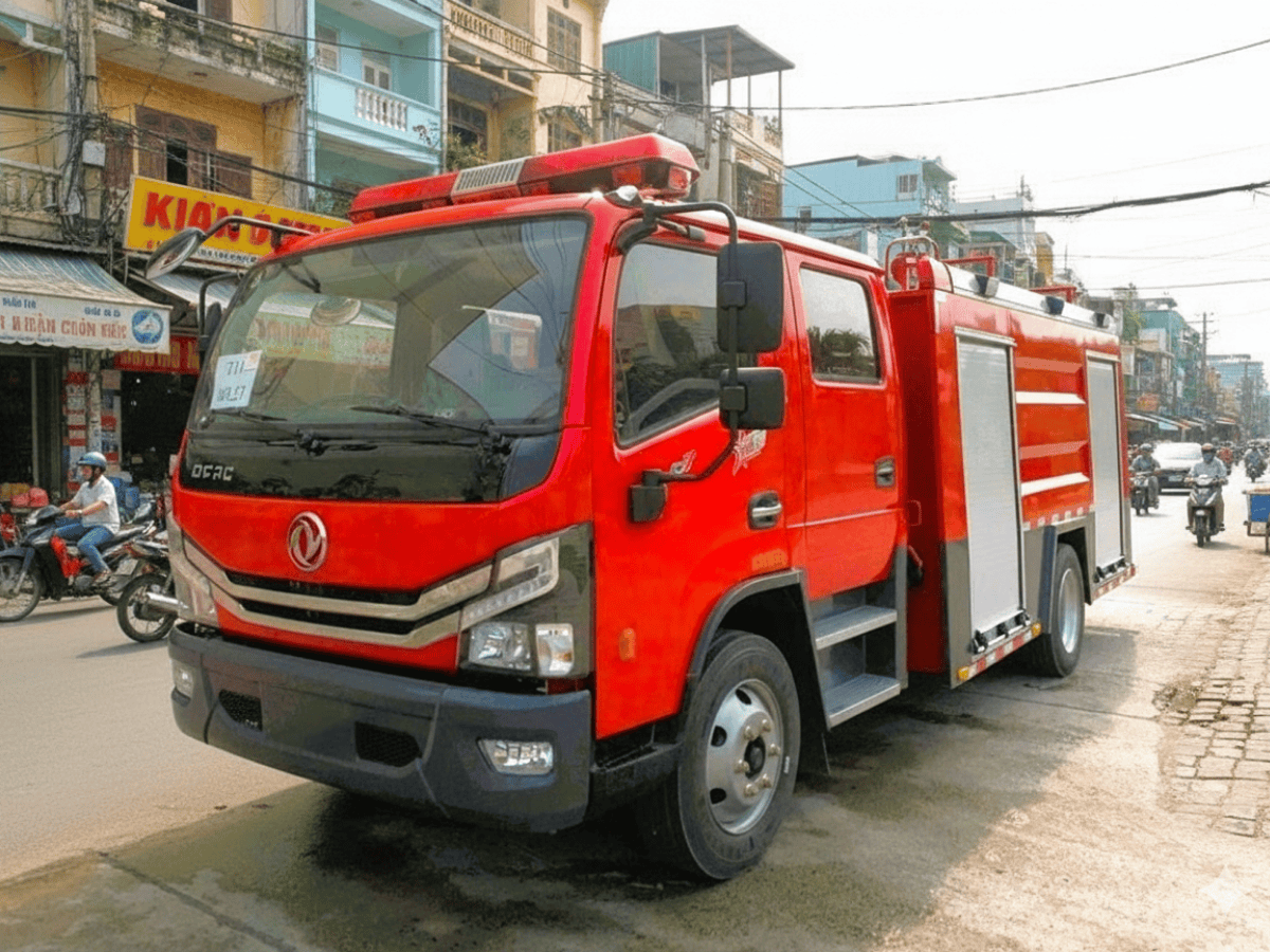 Hình ảnh xe cứu hỏa Dongfeng 5 khối màu đỏ đang đậu, thể hiện rõ phần thân xe, xi téc chứa nước và foam, cùng các thiết bị PCCC chuyên dụng.