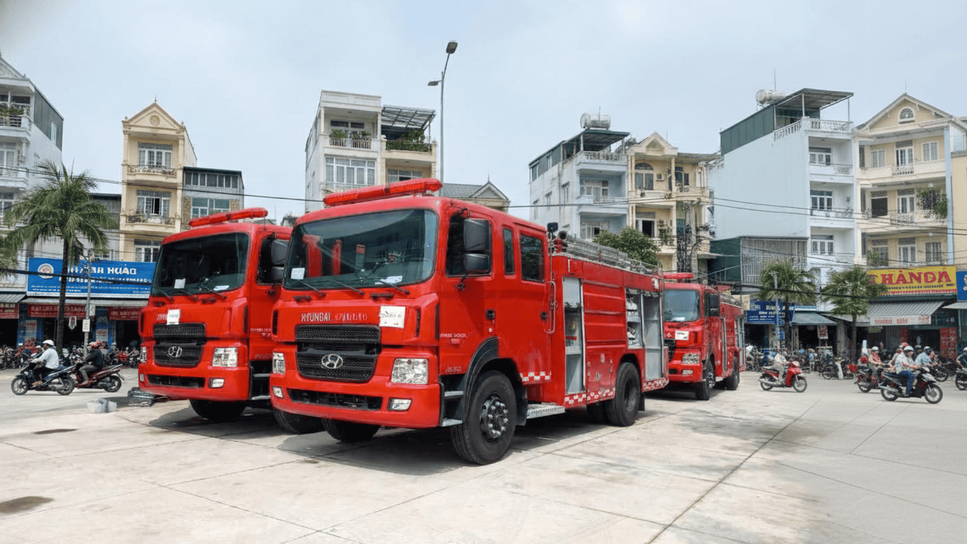 Hình ảnh xe cứu hỏa Hyundai 8 khối hạng nặng mạnh mẽ, chuyên dụng cho các khu công nghiệp và thành phố lớn, cung cấp bởi Minh Hải Auto.