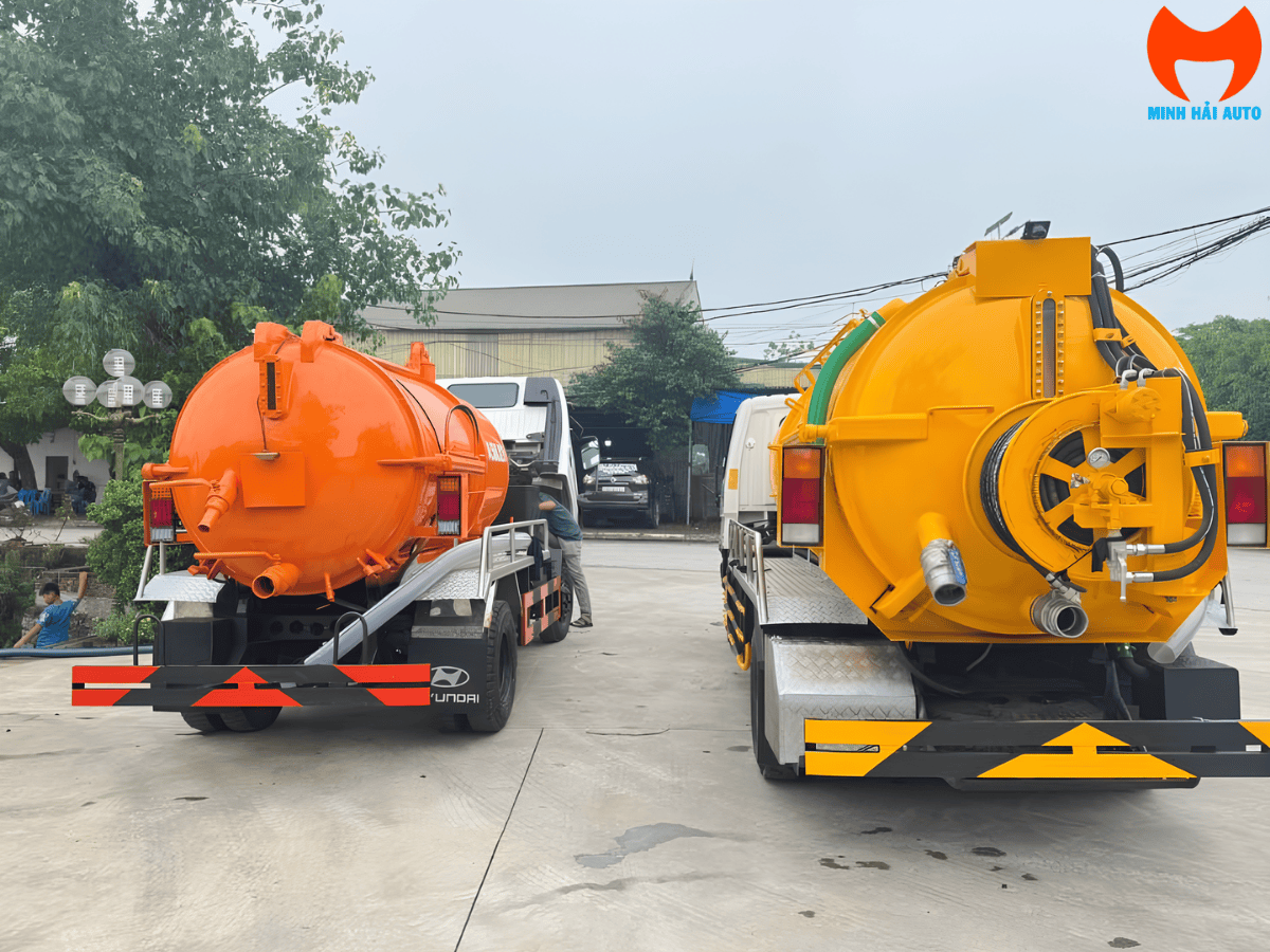 Hình ảnh xe hút bể phốt Hyundai 6 khối đang trong quá trình vận hành, với ống hút được kết nối vào hầm chứa chất thải.
