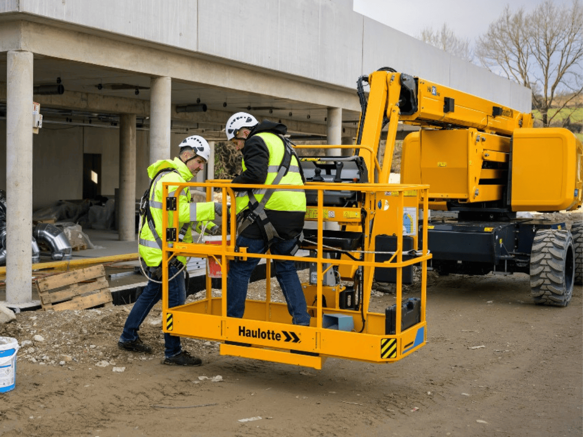 Hình ảnh xe nâng người 20m Haulotte HA20RTJ dạng cần gấp khúc đang hoạt động tại công trường.