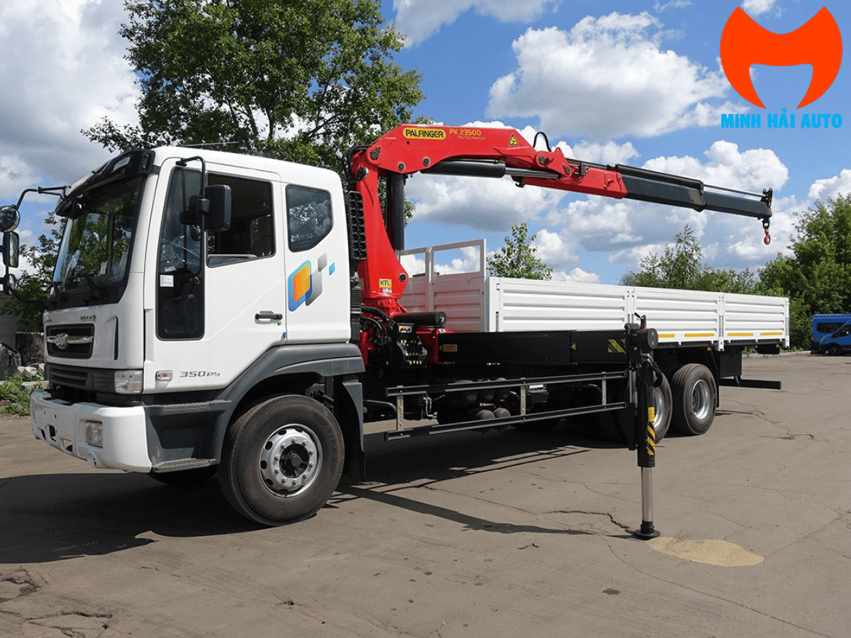Hình ảnh xe tải Daewoo gắn cẩu 10 tấn Palfinger PK 23500 màu trắng đang vươn cần tại bãi xe.