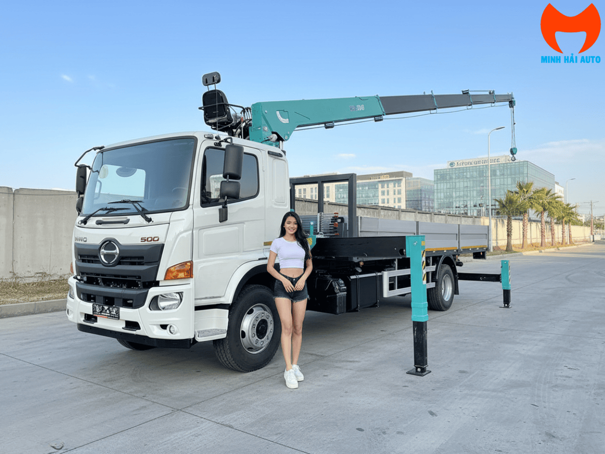 Hình ảnh xe tải Hino 500 J7A màu trắng gắn cẩu tự hành 6 tấn 6 khúc Hyundai Everdigm HLC-7016, xe đang đỗ và vươn cần.