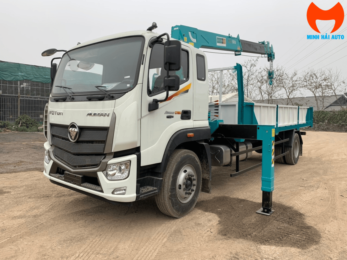 Hình ảnh xe tải Thaco Auman C160 màu trắng gắn cẩu 6 tấn 6 đốt Hyundai Everdigm HLC-7016 đang đậu tại bãi xe.