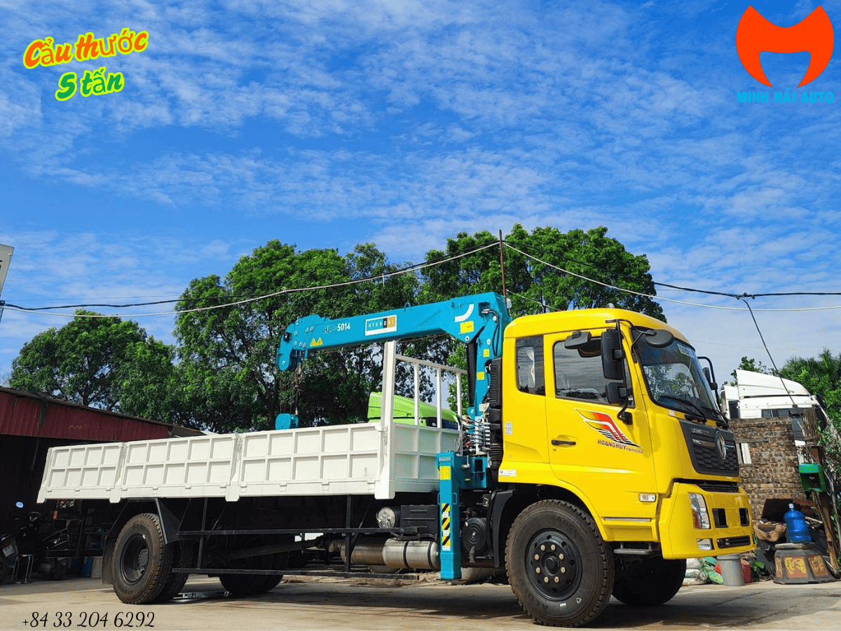 Kỹ thuật viên của Minh Hải Auto đang kiểm tra xe tải gắn cẩu tự hành 5 tấn trước khi bàn giao.