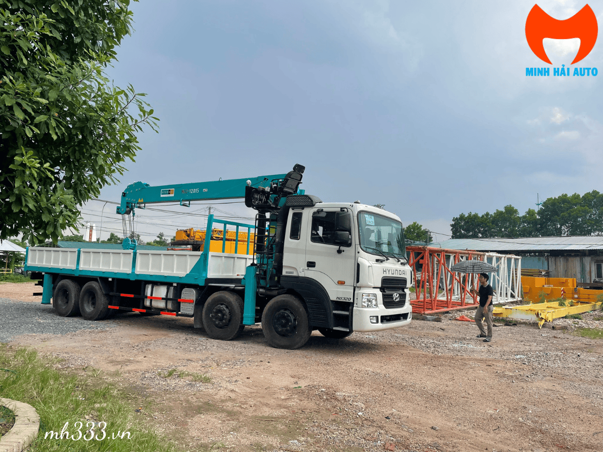 Kỹ thuật viên đang thực hiện bảo dưỡng hệ thống thủy lực trên xe tải gắn cẩu Hyundai Everdigm tại xưởng.