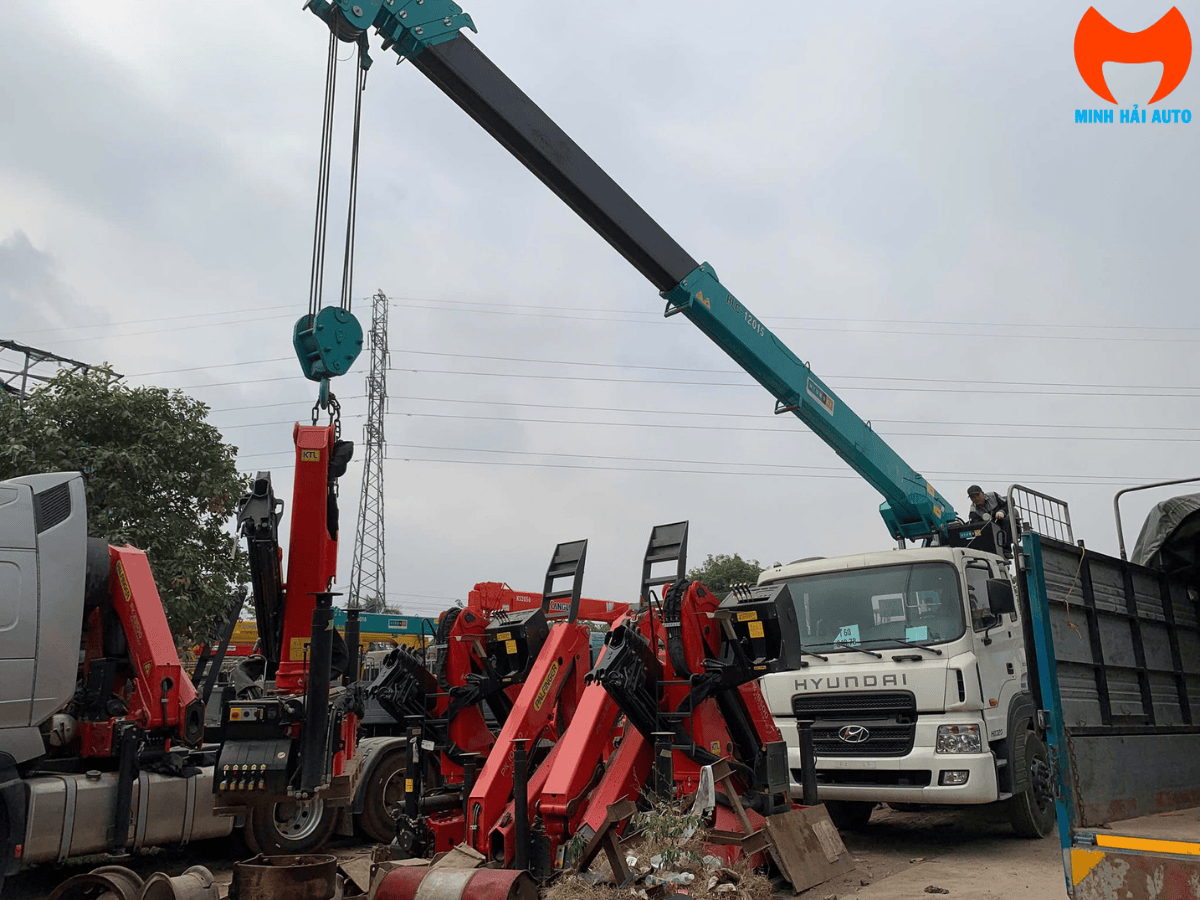 Mẫu cẩu gấp khúc robot Palfinger PK 6500 đang thực hiện công tác đô thị, vươn cần linh hoạt trong không gian hẹp.