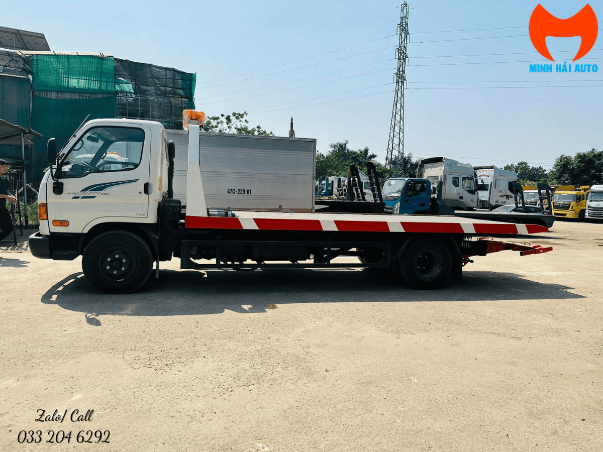 Một chiếc ô tô kéo chở xe Hyundai 110XL mới, sẵn sàng để được bàn giao cho khách hàng.