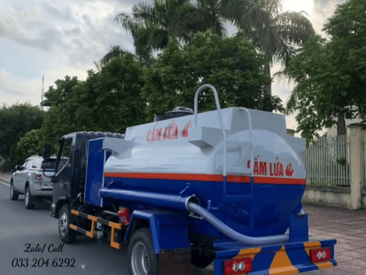 Một chiếc xe chở xăng dầu 4 khối Thaco đang tiếp nhiên liệu cho máy móc tại công trường.