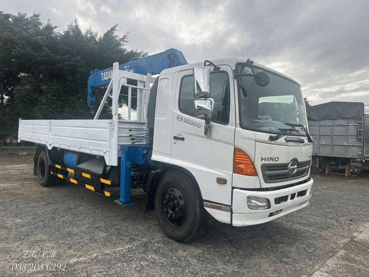 Một chiếc xe tải Hino 500 biểu tượng cho chất lượng và độ tin cậy Nhật Bản, đang vận hành trên quốc lộ tại Việt Nam.