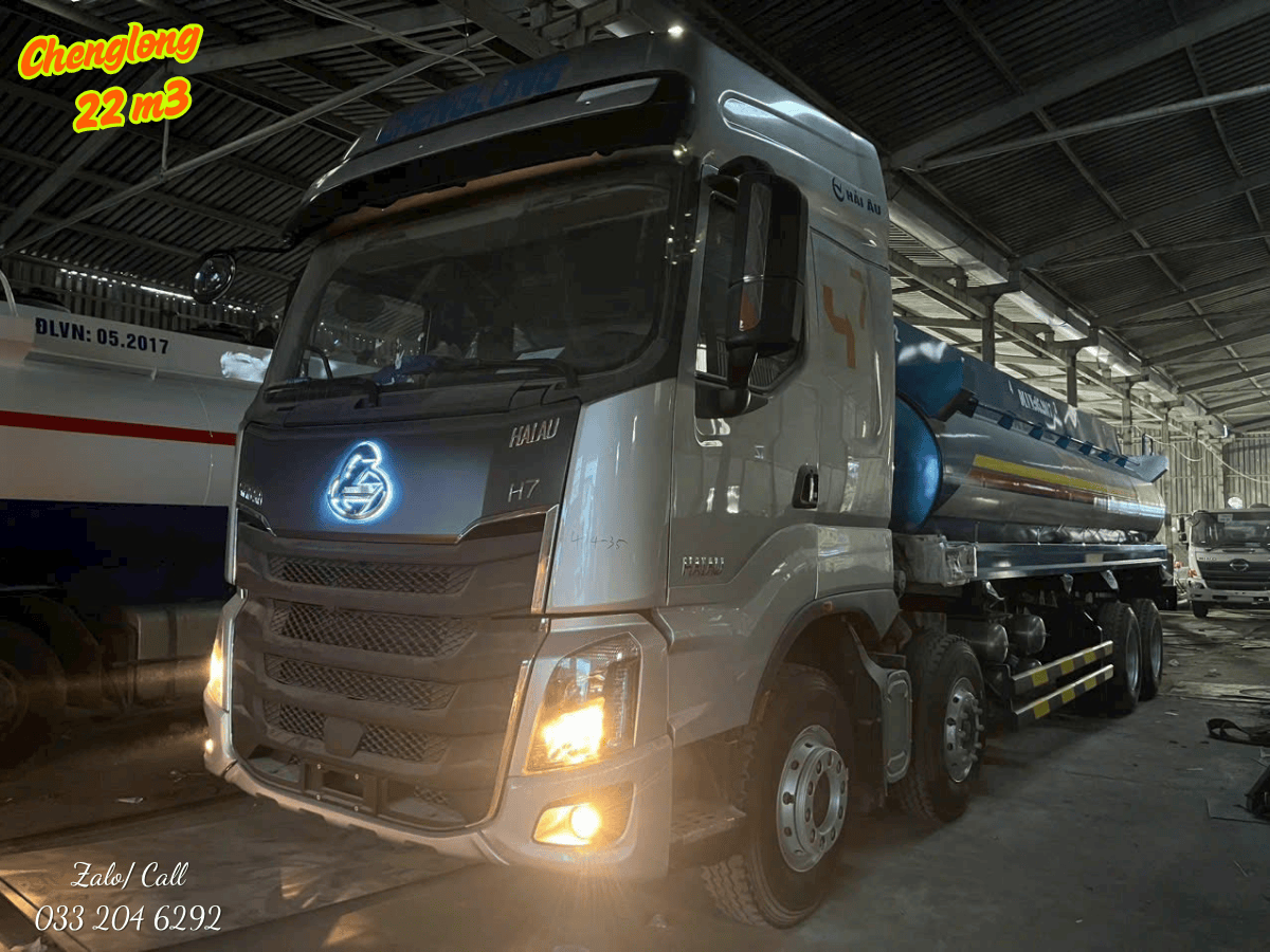 Một chiếc xe téc xăng dầu Chenglong 22 khối đang được bàn giao cho khách hàng tại showroom Minh Hải.