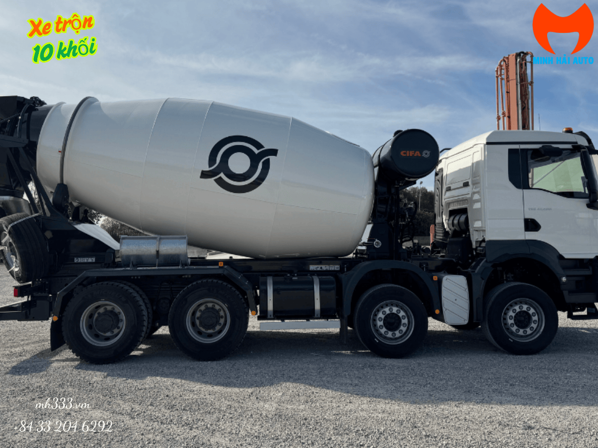Một chiếc xe trộn bê tông MAN-CIFA 10 khối màu trắng đang di chuyển, sẵn sàng cung cấp bê tông cho các dự án xây dựng lớn.