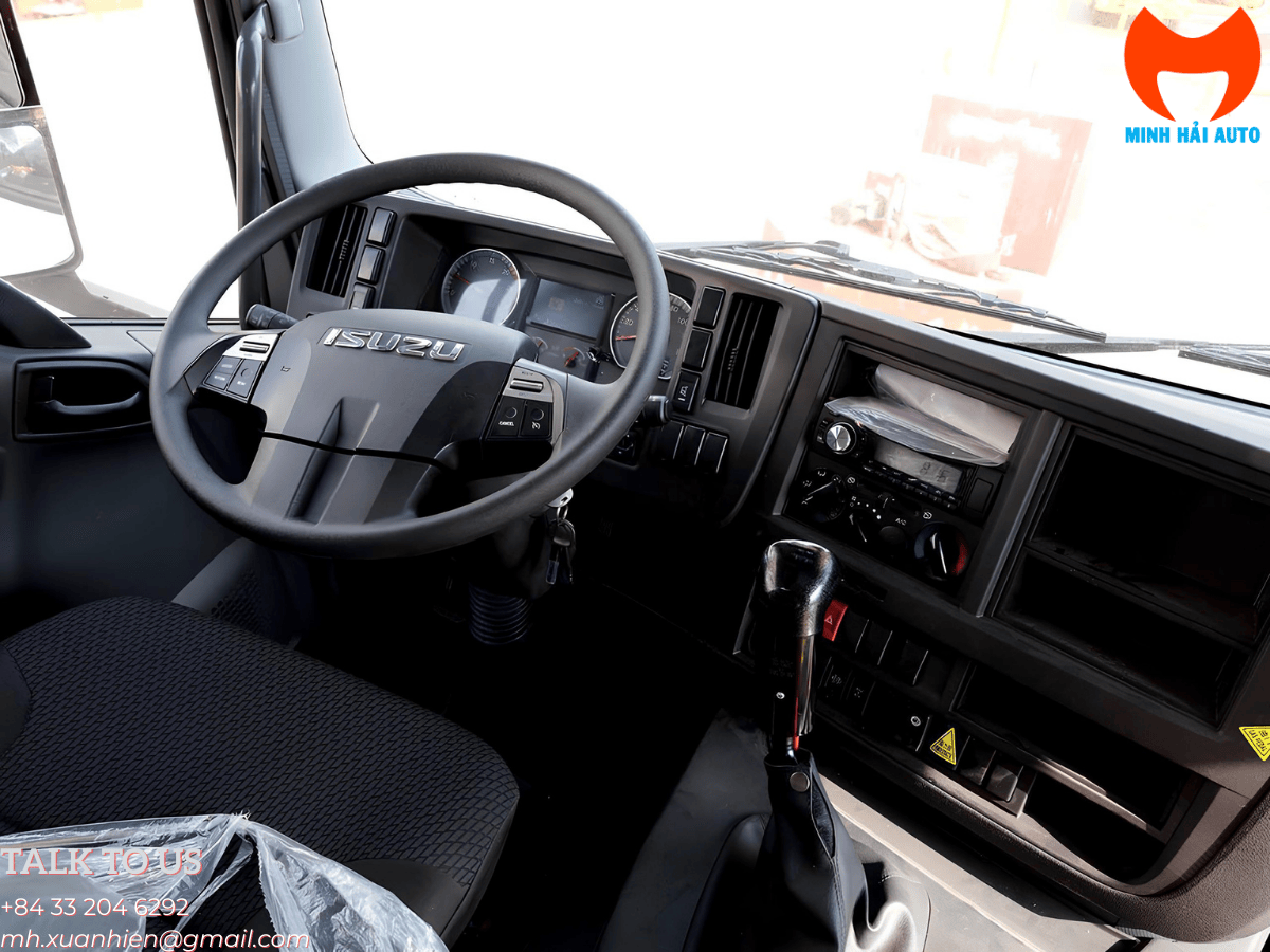 Nền tảng khung gầm Isuzu Giga 8x4 mạnh mẽ của xe tải gắn cẩu Palfinger 20 tấn.