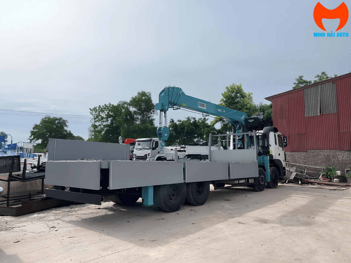 Ngoại thất cabin xe tải 4 chân Hyundai HD320 Euro 5 và phần thùng hàng dài 8m chuyên dụng cho xe cẩu 12 tấn.