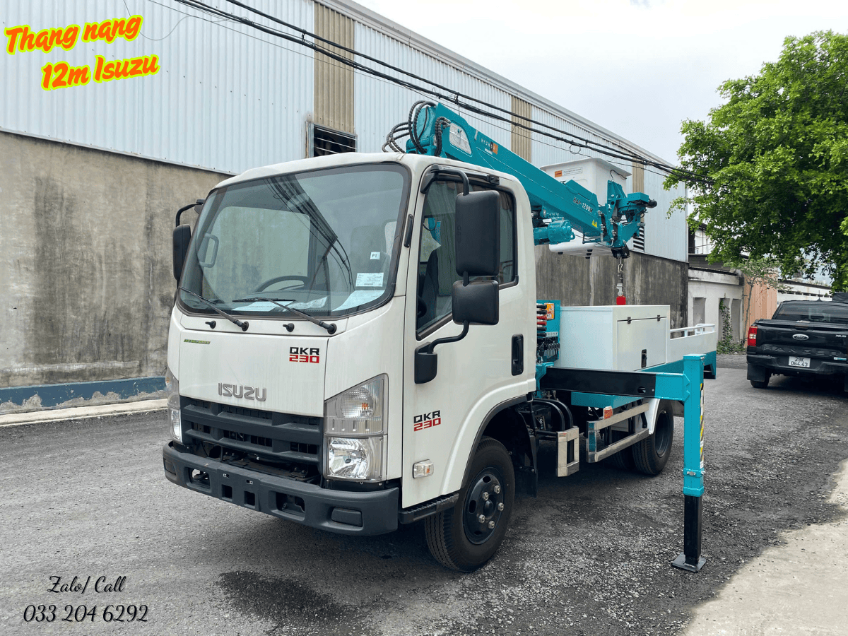 Nhân viên điện lực đang làm việc trên giỏ của xe nâng người 12m Hyundai Isuzu để bảo trì, sửa chữa hệ thống lưới điện đô thị.