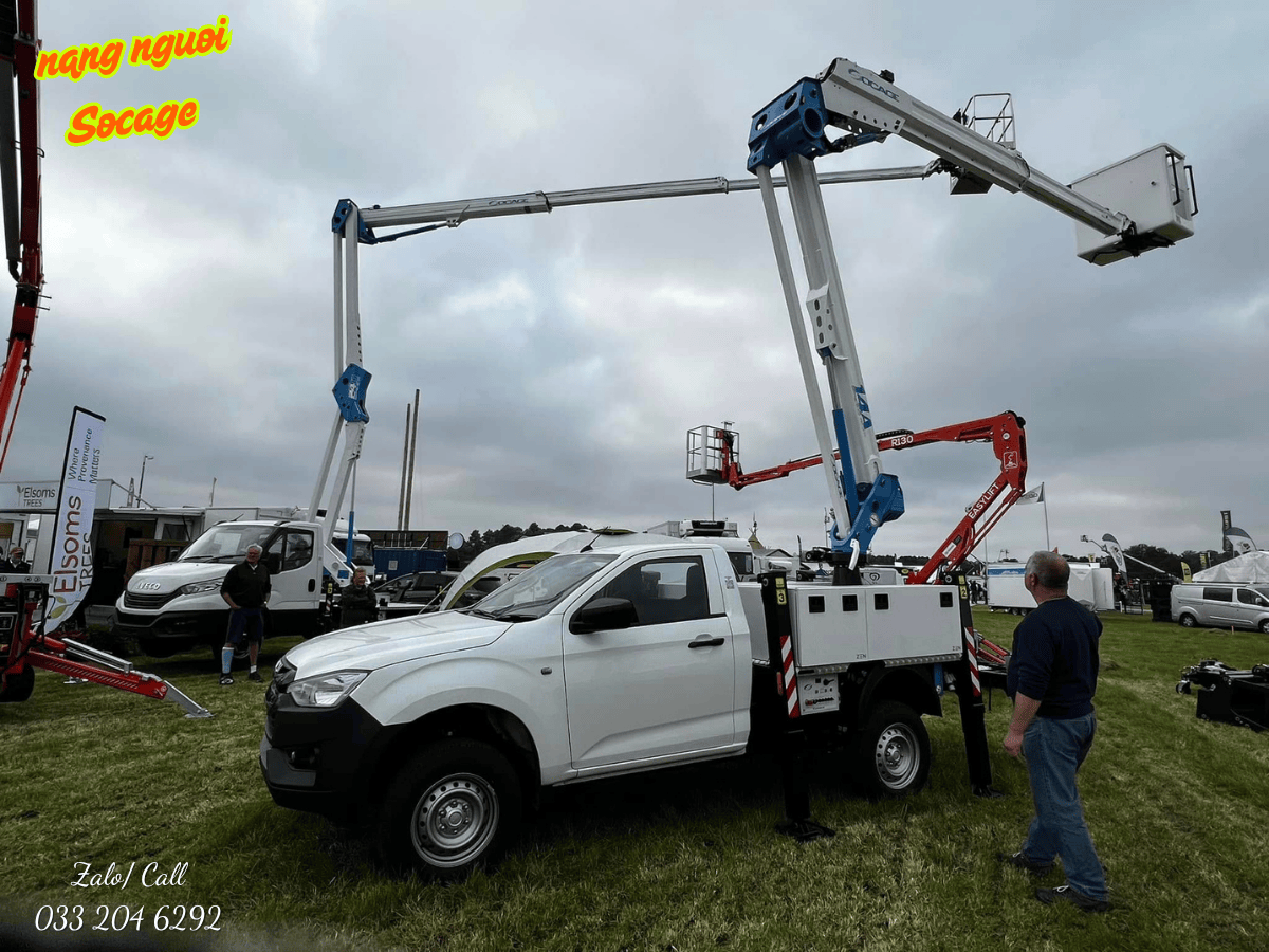 Nhân viên kỹ thuật đang làm việc an toàn trên giỏ nâng của xe cẩu để bảo trì đường dây điện cao thế.