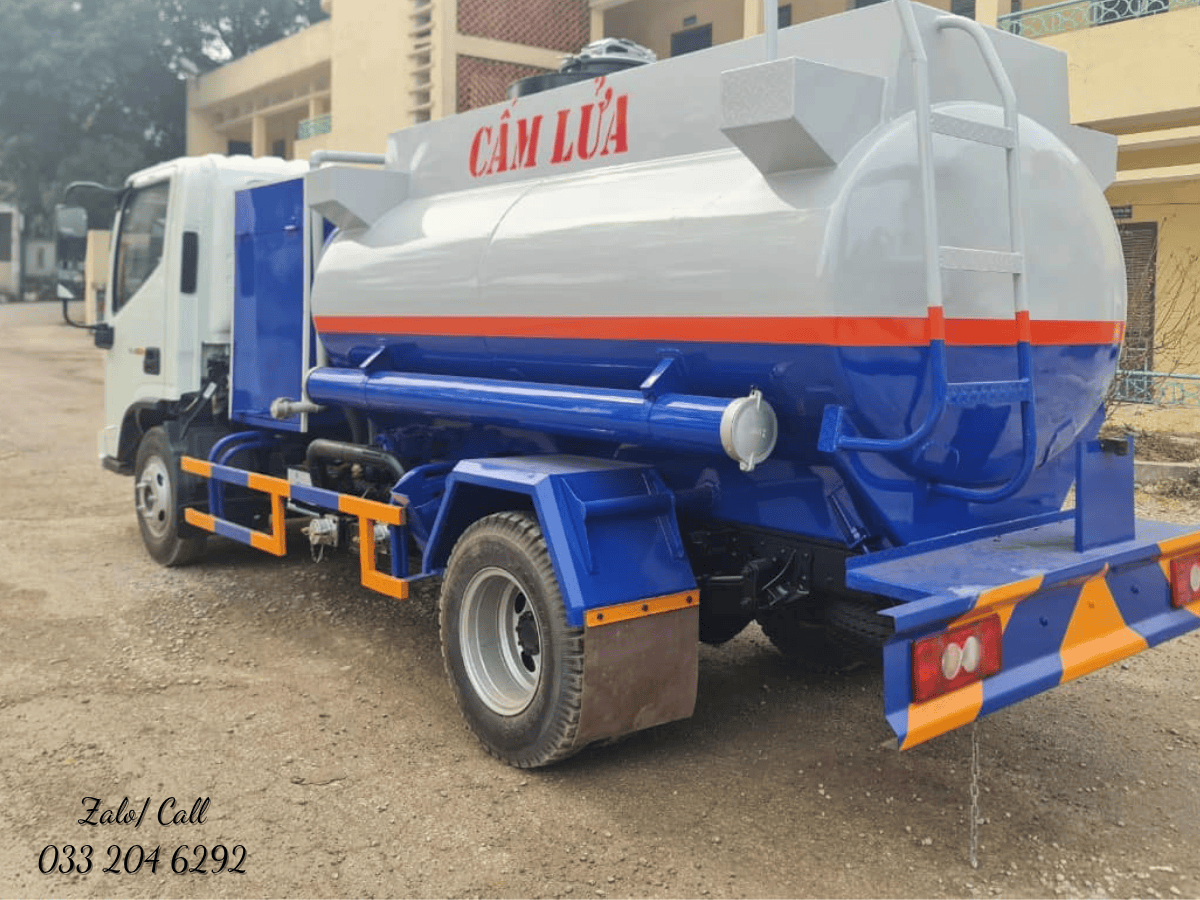 Nội thất cabin rộng rãi cho 3 người của xe bồn xăng dầu Thaco Ollin S700.