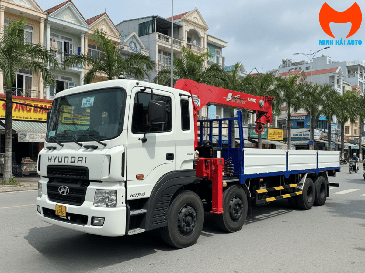 Nội thất cabin xe Hyundai HD320 4 chân rộng rãi với giường nằm.