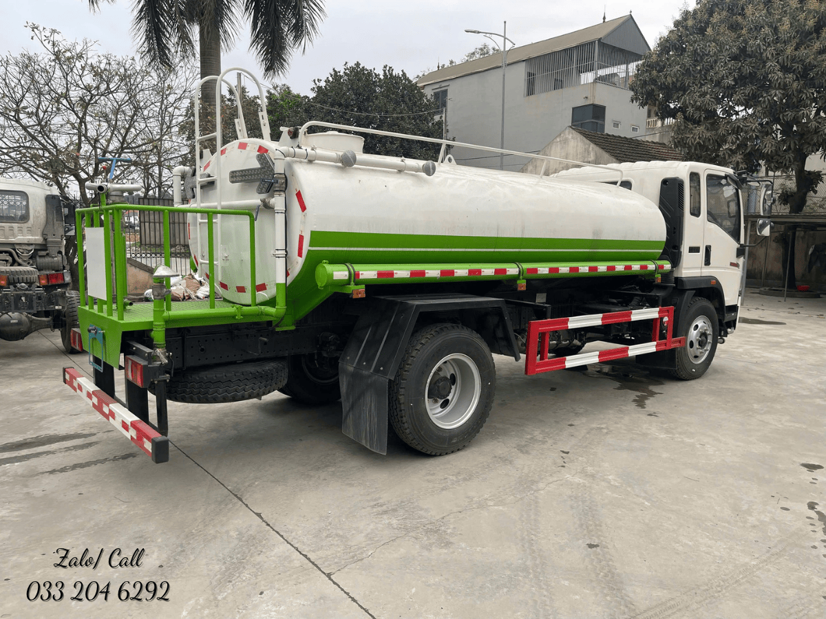 Nội thất cabin xe phun nước HOWO 3 người ngồi rộng rãi và tiện nghi.