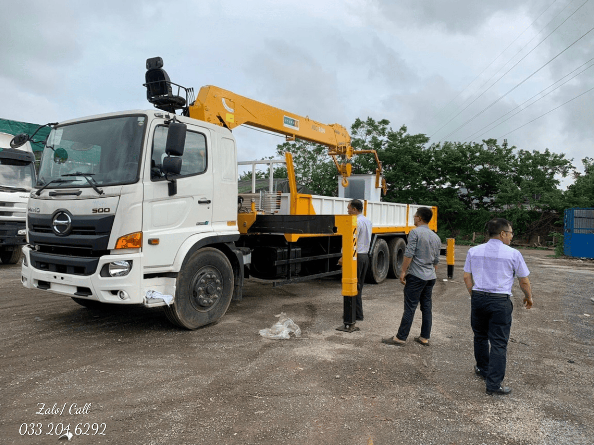Nội thất cabin xe tải Hino 500 FG rộng rãi, được trang bị giường nằm tiện nghi cho tài xế lái xe đường dài.