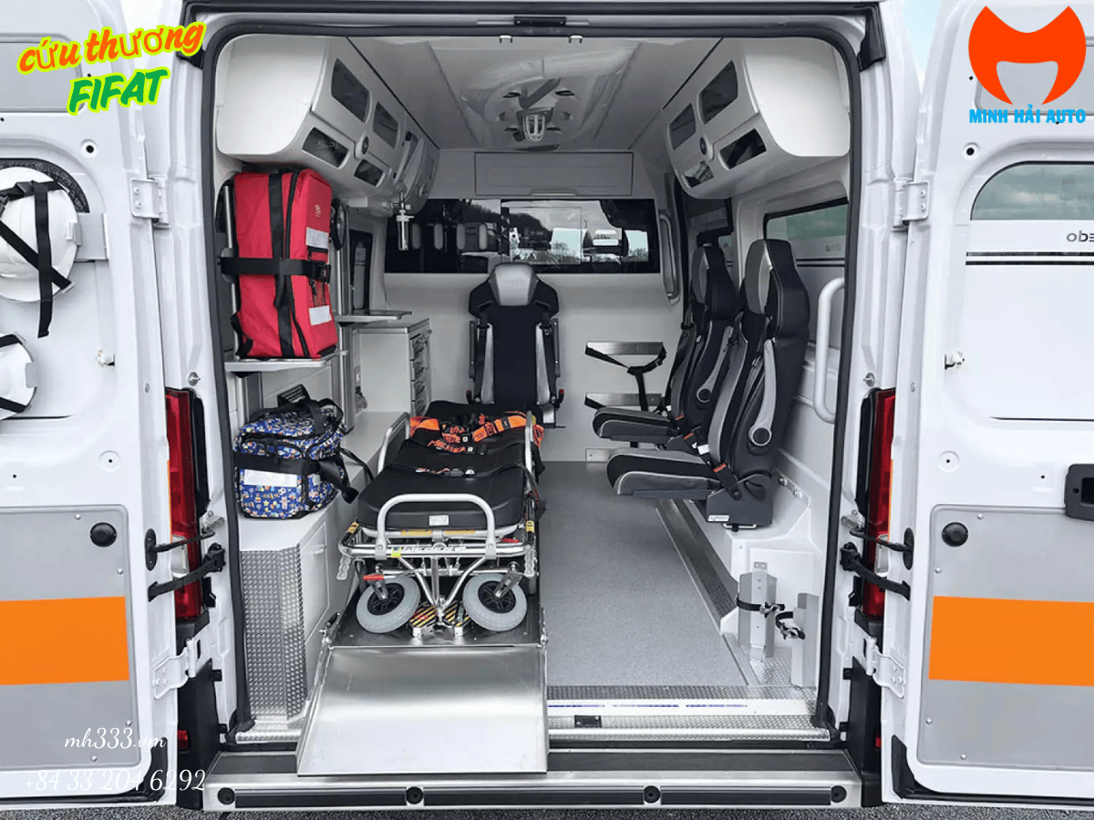 Nội thất khoang bệnh nhân của xe cứu thương Fiat Ducato với cáng, ghế ngồi và tủ đựng dụng cụ y tế.