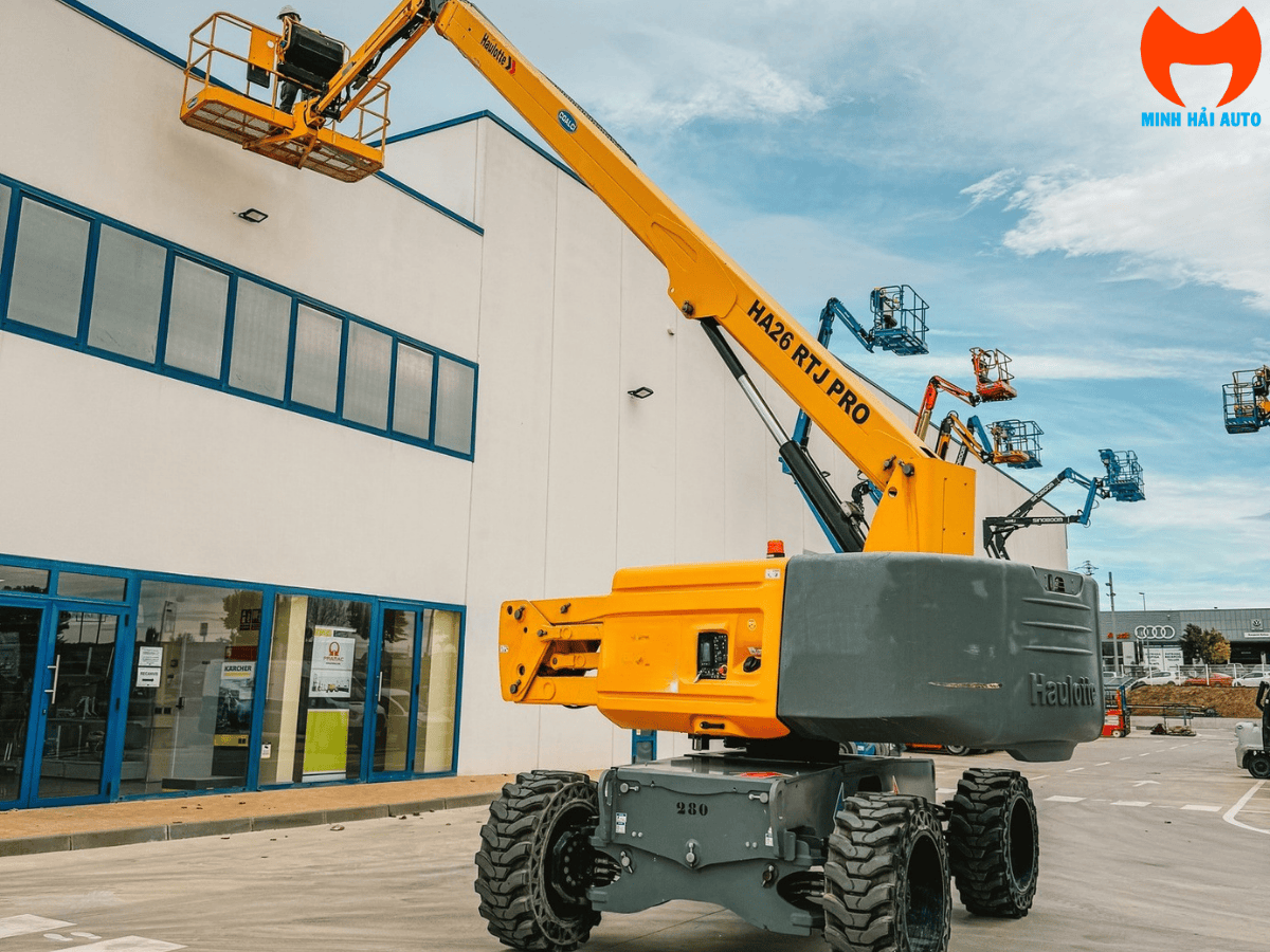 Giỏ nâng của xe Haulotte HA26 với sức nâng 250kg và bảng điều khiển cho người vận hành.