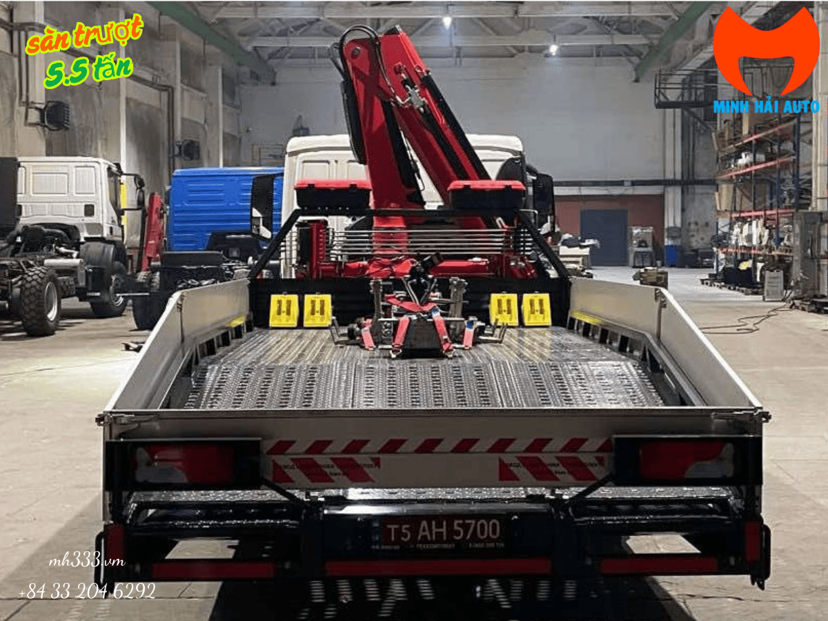 Sàn trượt thủy lực của xe cứu hộ sàn trượt gắn cẩu MAN đang hạ xuống để chuẩn bị cứu hộ xe ô tô.