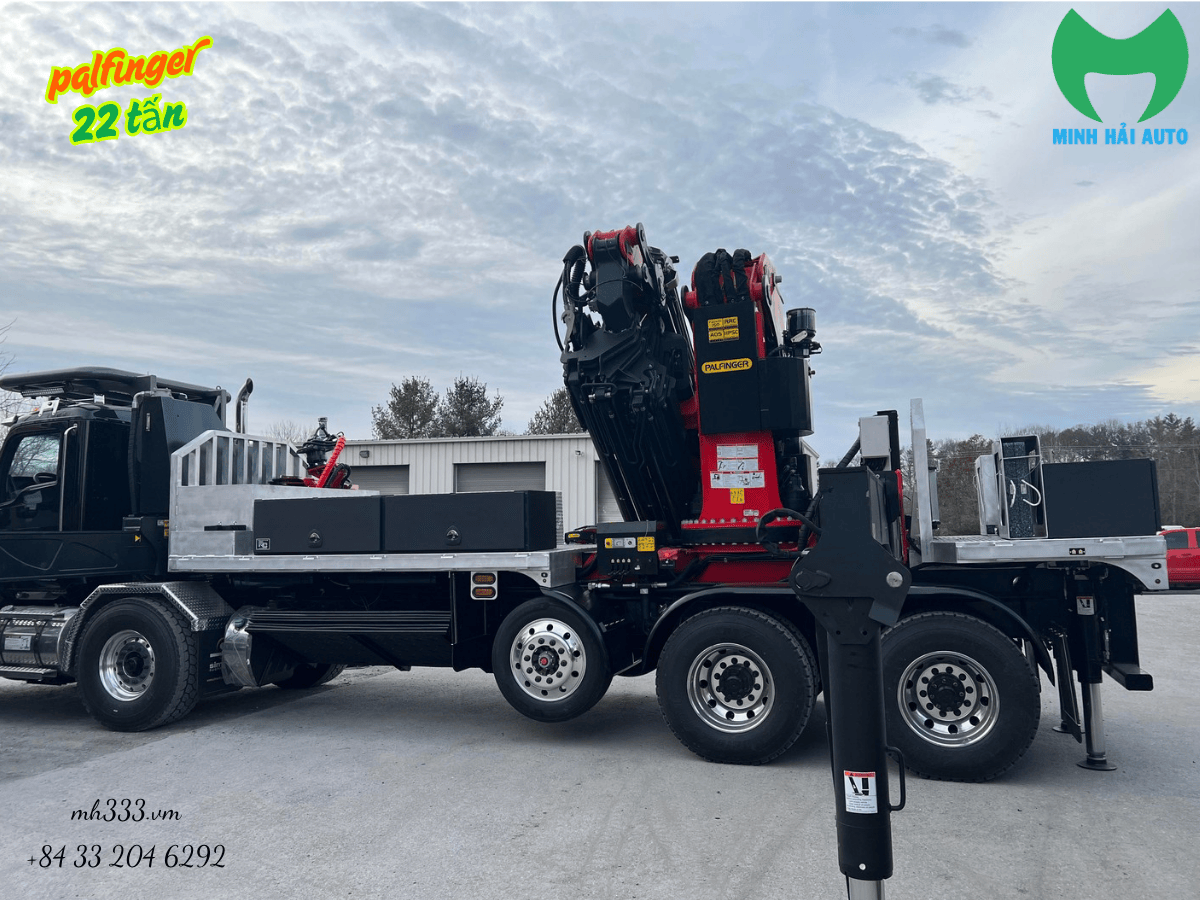 Showroom và xưởng dịch vụ của Minh Hải Auto với các mẫu xe cẩu gập palfinger.