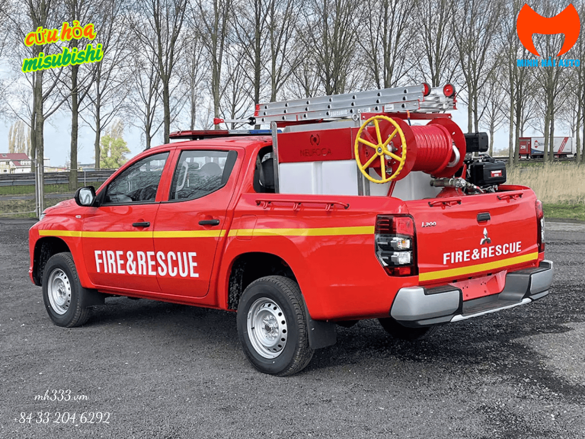 So sánh kích thước giữa xe cứu hỏa 0.5 m3 Mitsubishi và xe cứu hỏa hạng nặng.