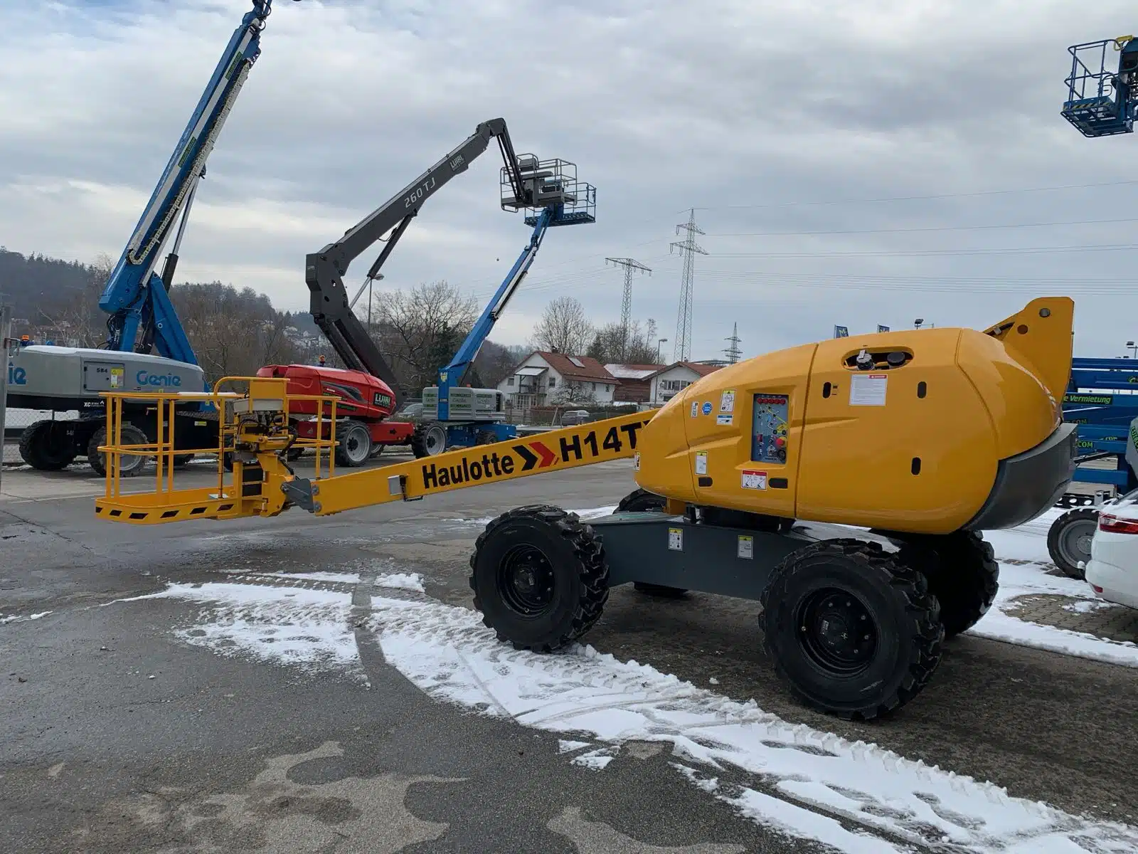 Bảng điều khiển và giỏ nâng của xe nâng người 14m Haulotte.