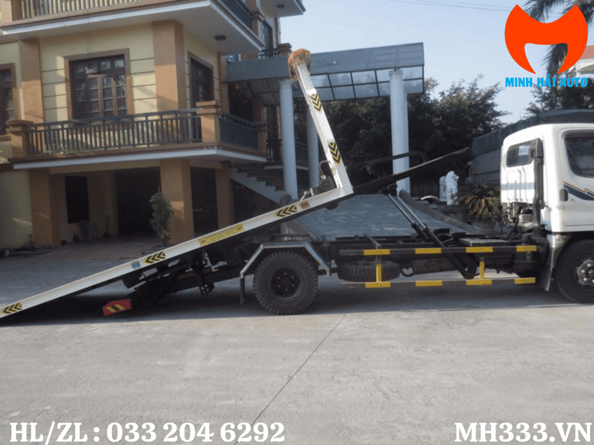 xe cứu hộ hino trong xưởng