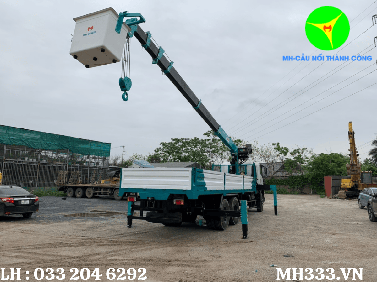 Hình ảnh chi tiết cần cẩu HLC7016S, có thể thấy các đoạn cần và móc cẩu