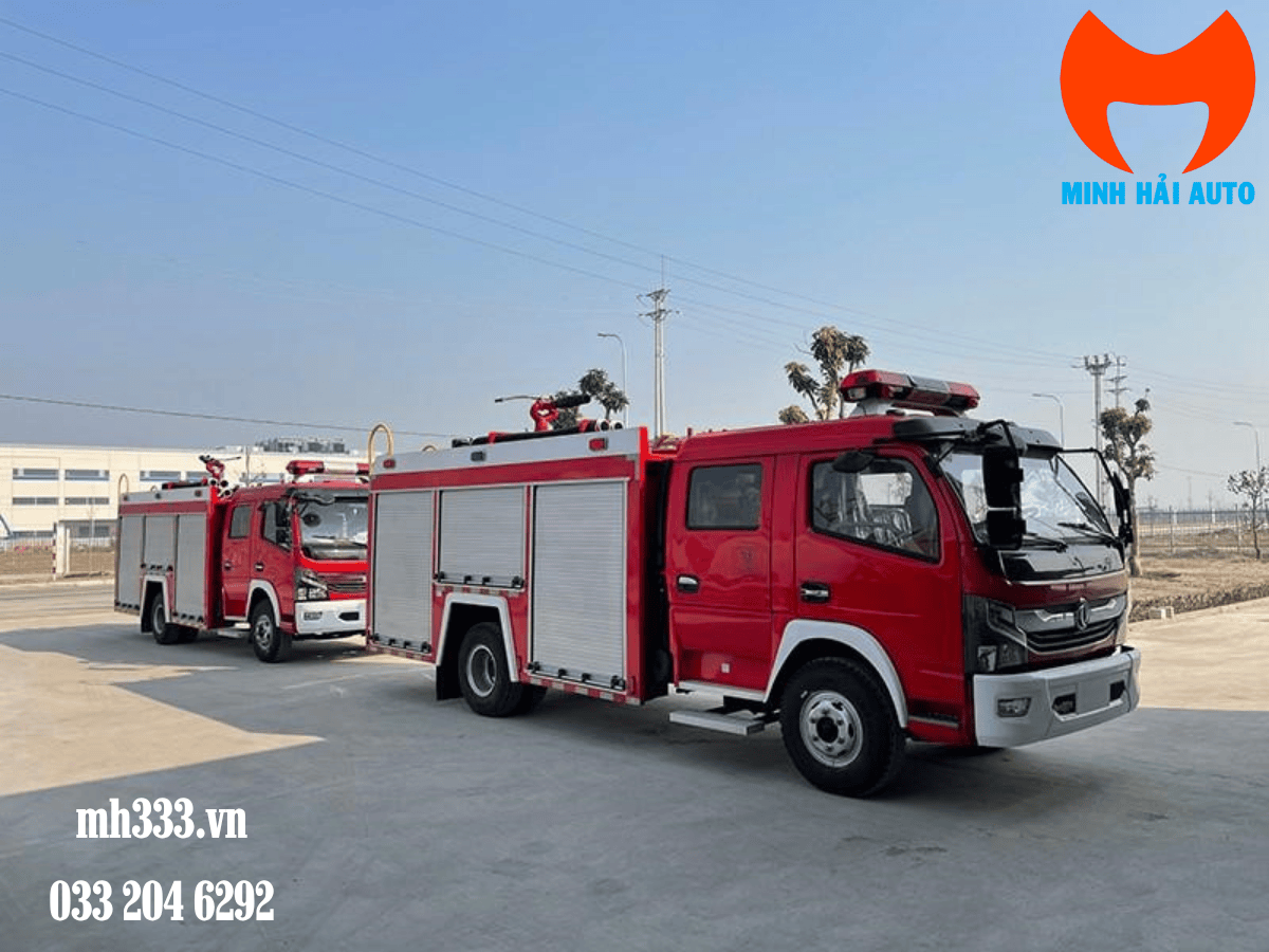 Hình ảnh chi tiết xe cứu hỏa Dongfeng 2.3 khối đang phun nước mạnh mẽ, thể hiện khả năng chữa cháy hiệu quả.