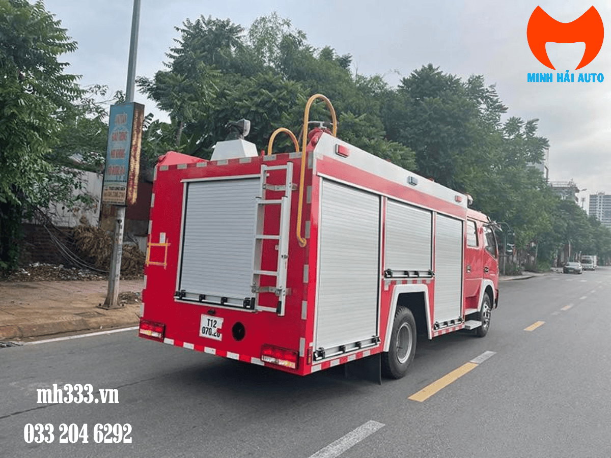 Tổng quan xe cứu hỏa Dongfeng 2.3 khối với thiết kế hiện đại và đầy đủ trang bị PCCC, đậu trong khuôn viên Minh Hải Auto.