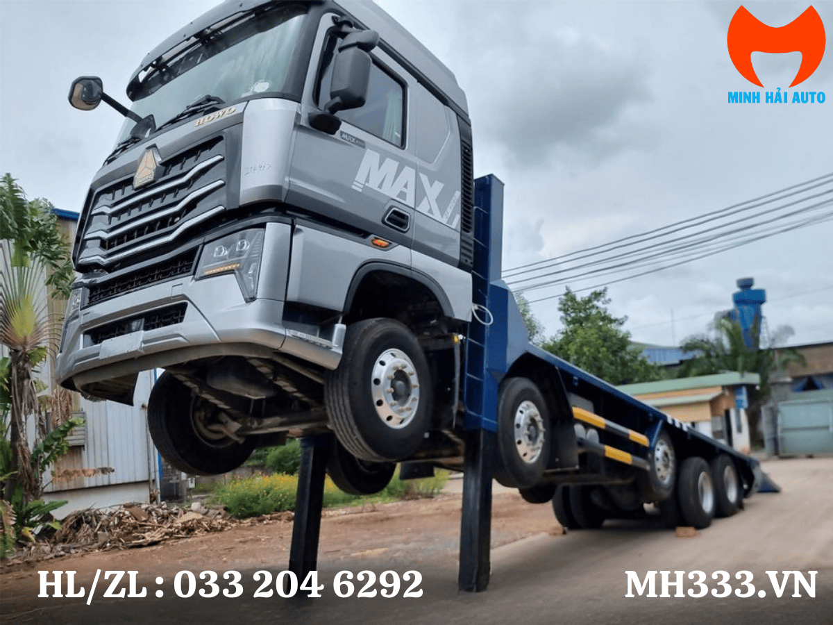 Xe nâng đầu chở máy công trình howo 3 chân đang làm việc