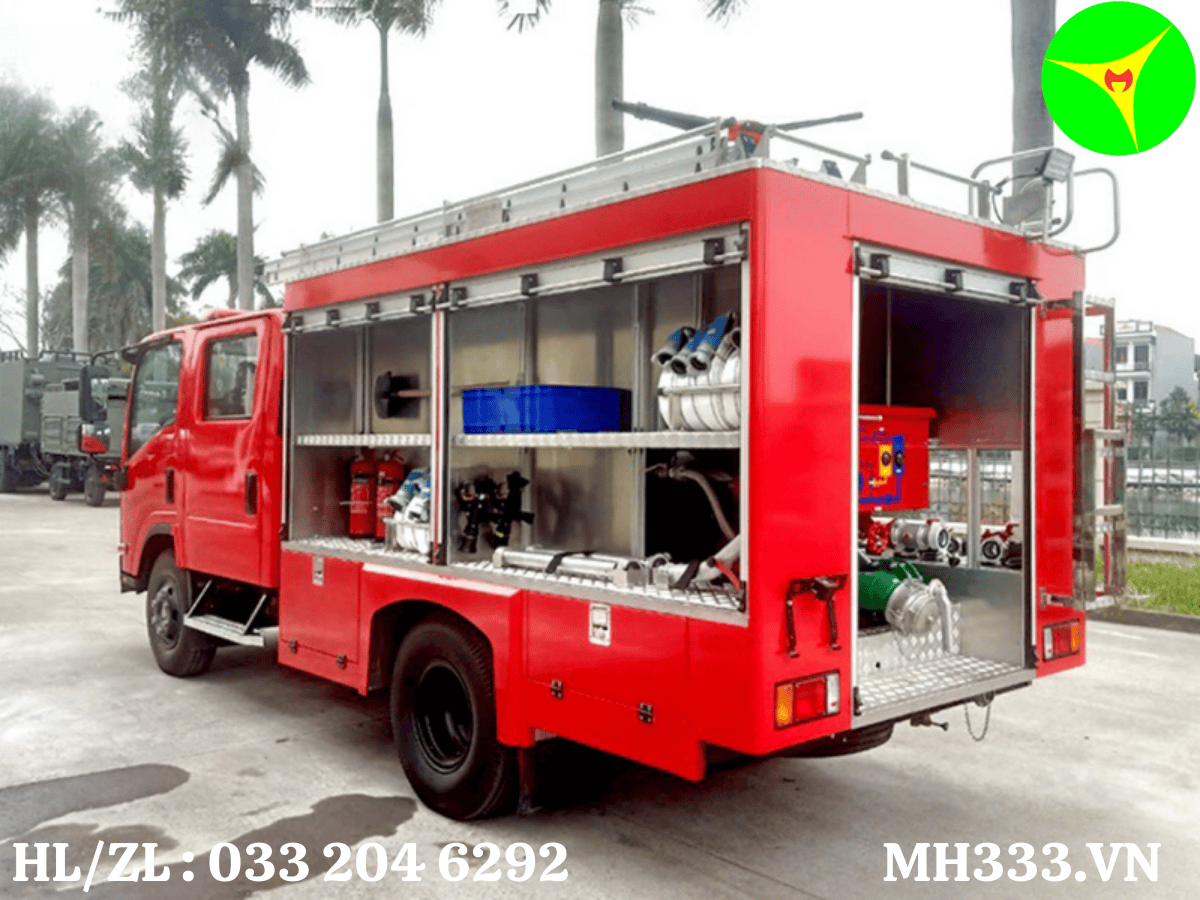 xe cứu hỏa isuzu 2.3 khối đang làm việc