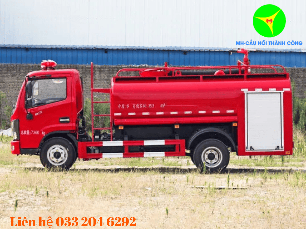 Xe cứu hỏa bồn nước truyền thống đang phun nước