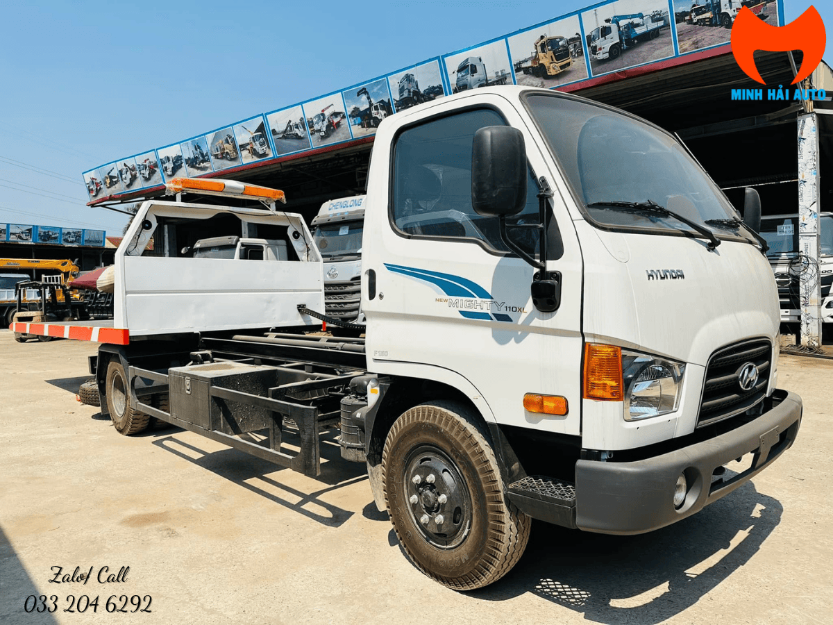 Toàn cảnh một chiếc ô tô kéo chở xe Hyundai 110XL màu xanh, sẵn sàng cho nhiệm vụ cứu hộ giao thông.